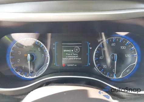 2017 Chrysler Pacifica Touring z USA, uszkodzony, nr VIN 2C4RC1DG6HR831175